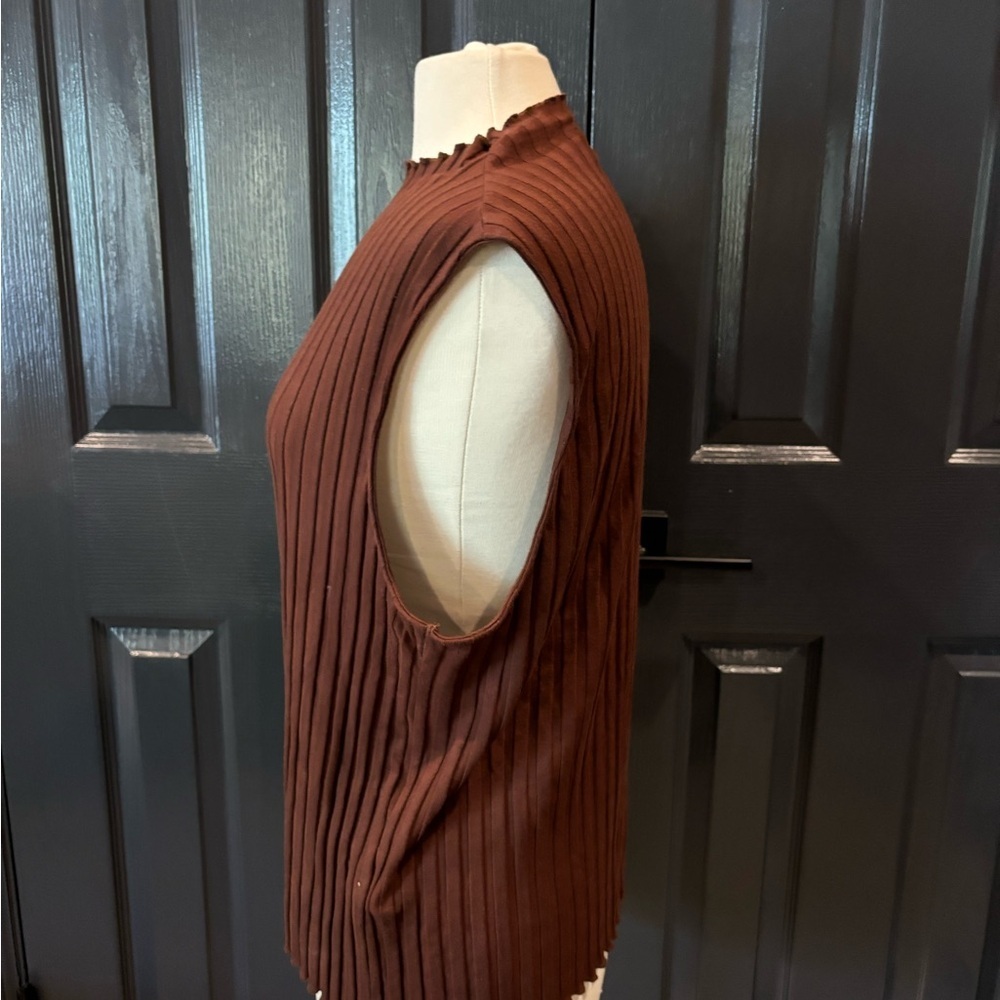 Brown Sleeveless Ribbed Top - Picture 2 of 4